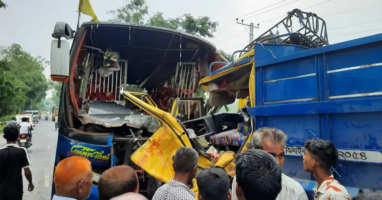 দুর্ঘটনাগ্রস্ত বাস ও ট্রাক